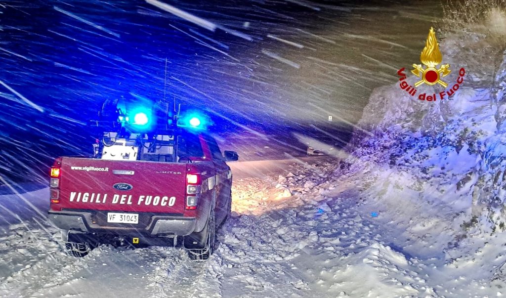 Restano bloccati con l'auto nella neve, tre ventenni salvati dai vigili del fuoco
