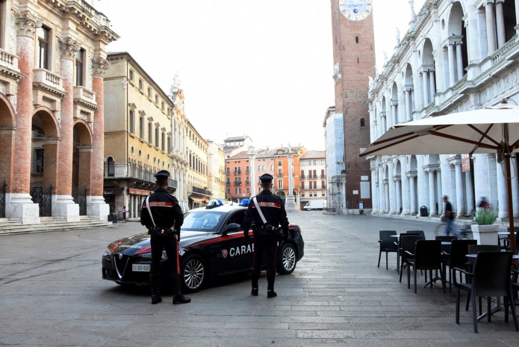 Picchiato con una catena e derubato, arrestati i responsabili