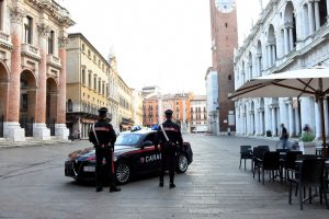 Picchiato con una catena e derubato, arrestati i responsabili