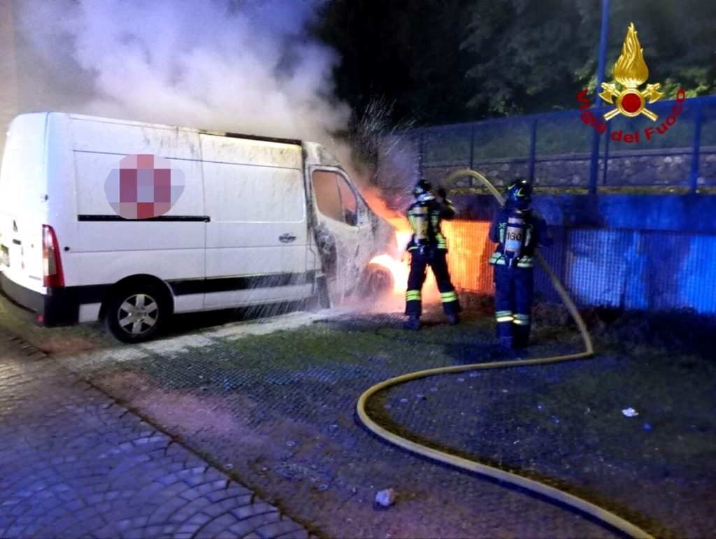 Furgone in sosta avvolto dalle fiamme