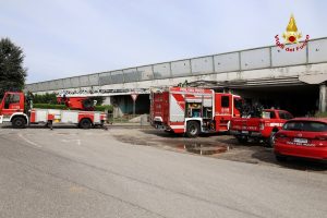Camion striscia il tetto del ponte e danneggia alcuni servizi