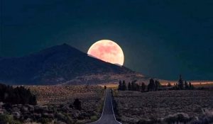 Arriva la meravigliosa Luna rosa di aprile, riti e significato