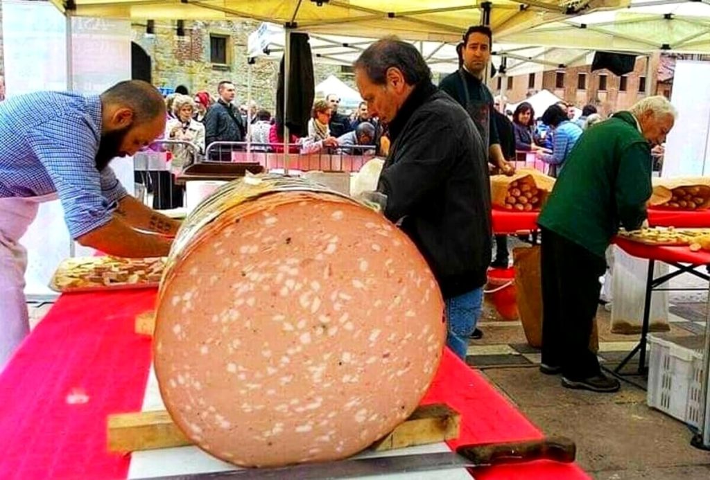 1 Maggio: Festa di Primavera e taglio della mortadella gigante in Piazza Castello