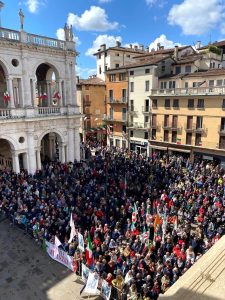 Festa della Liberazione, piazza dei Signori gremita per la celebrazione
