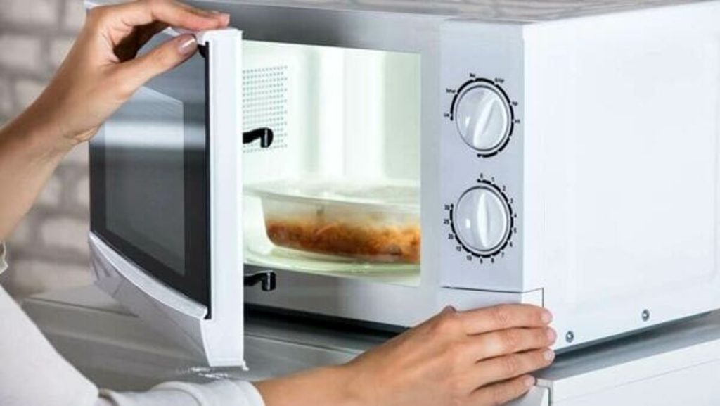 Il Forno a microonde fa male? Gli alimenti e i contenitori da non mettere
