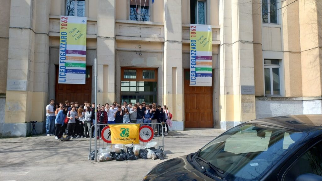 Puliamo il mondo, studenti del Fogazzaro impegnati nella raccolta rifiuti