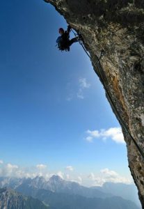 Colpito da un masso durante l'arrampicata, freeclimber si salva rimanendo aggrappato alla parete
