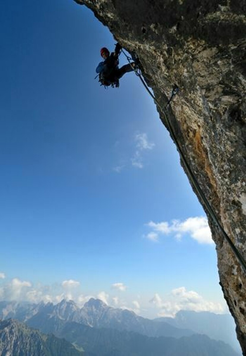 Colpito da un masso durante l'arrampicata, freeclimber si salva rimanendo aggrappato alla parete