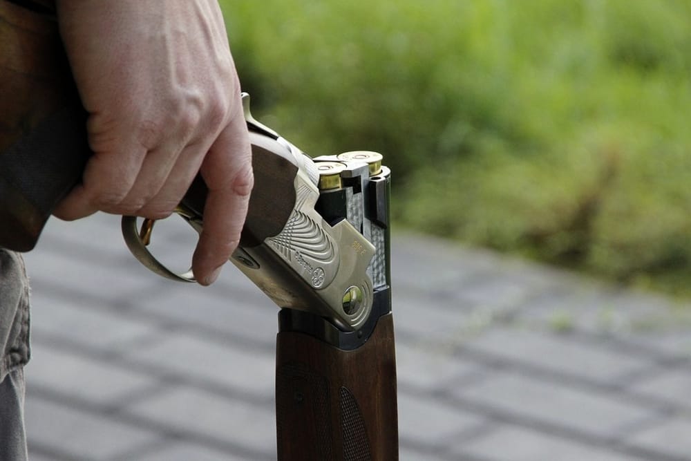 Anziano denuncia il furto del fucile da caccia, ma era in casa: i parenti glielo avevano nascosto