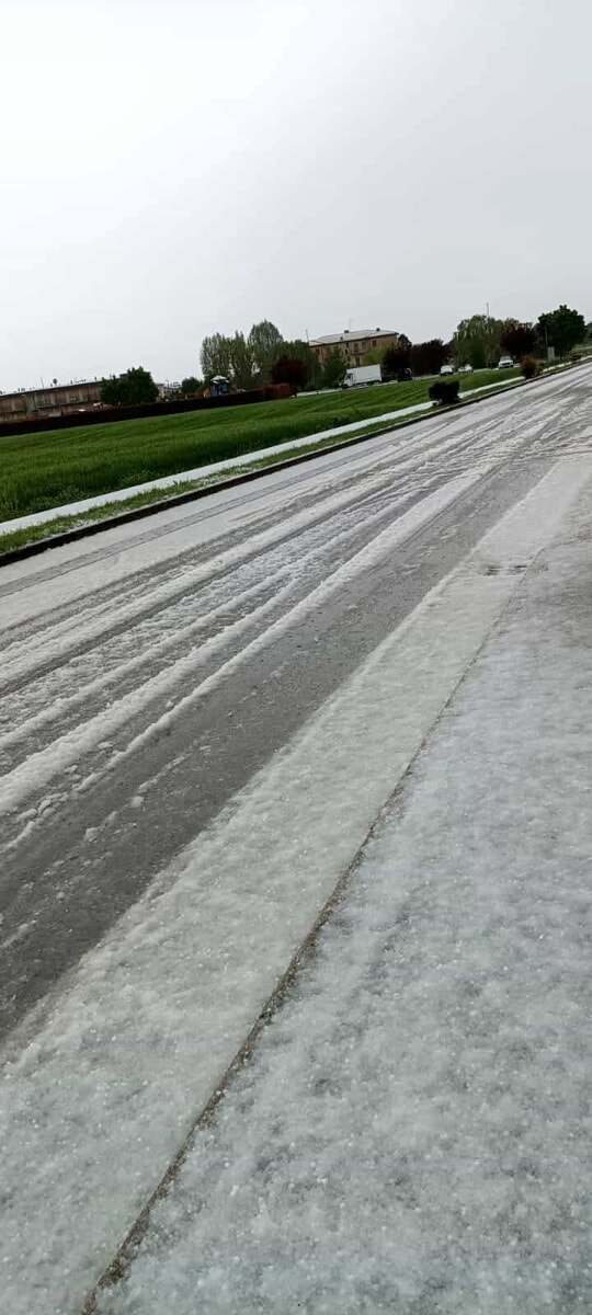 Strade imbiancate dalla grandine