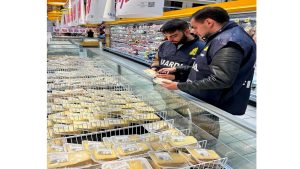 Blitz della Fiamme Gialle nei supermercati: maxi sequestro di cosmetici cancerogeni e prodotti scaduti