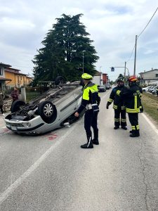 Schianto tra auto, dopo l'urto una perde il controllo e si ribalta