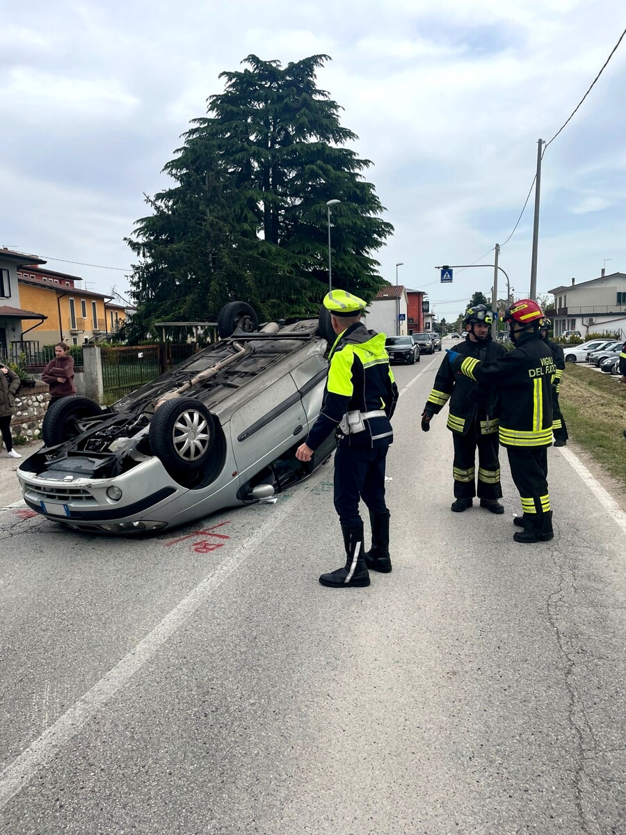 Schianto tra auto, dopo l'urto una perde il controllo e si ribalta