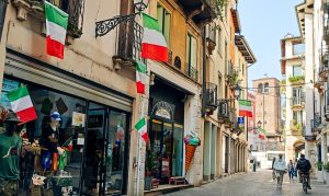 Benvenuti Alpini: ecco dove ritirare le bandiere per addobbare le case