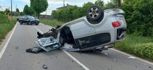 Esce di strada, l’auto che si ribalta: 42enne finisce in ospedale