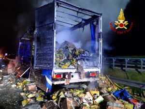Camion in fiamme, l'autista scende appena in tempo