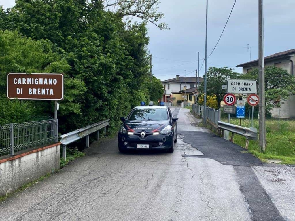 Due sbandati rapinano e aggrediscono la direttrice di sala e finiscono in carcere
