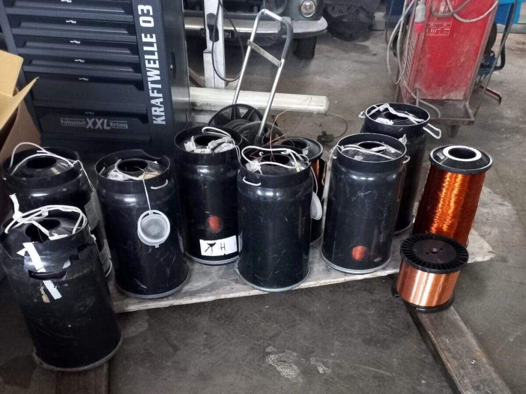 Gettano bobine di rame contro i carabinieri per mandarli fuori strada: due arresti