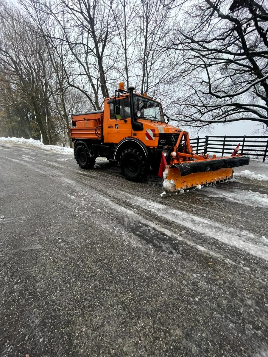 Neve sul massiccio del Grappa, mezzi spargisale in azione