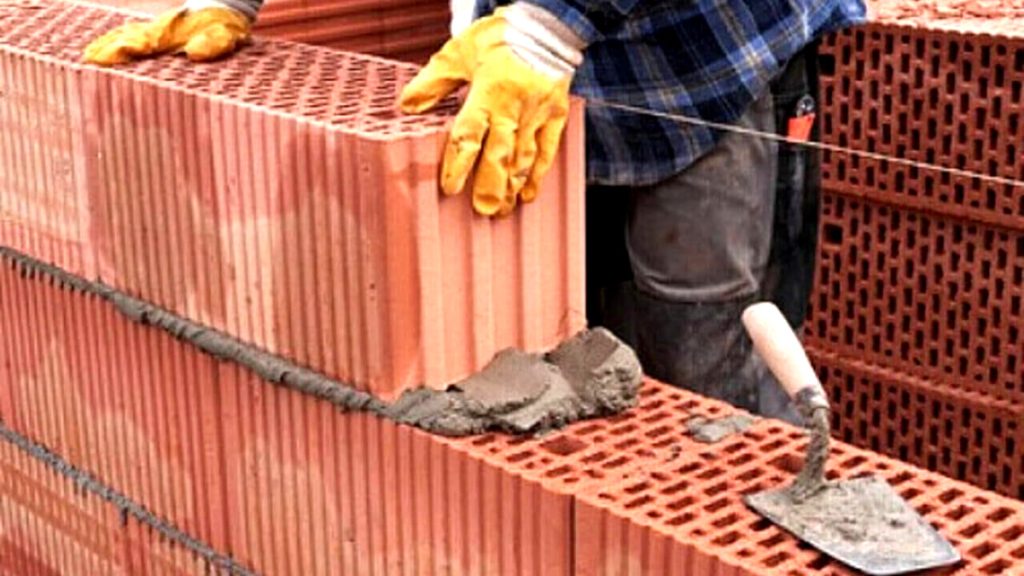 Operaio non pagato demolisce il cantiere in cui lavorava