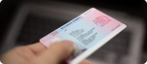 In Questura per rinnovare il permesso di soggiorno ma il passaporto è falso