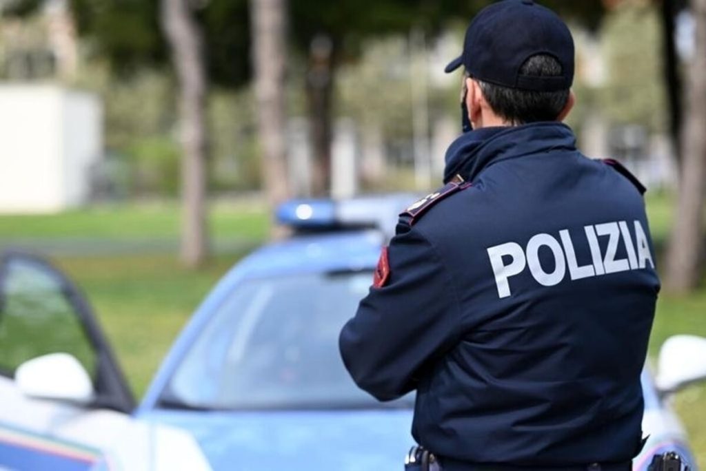 Anziano colto da malore, salvato dalla polizia