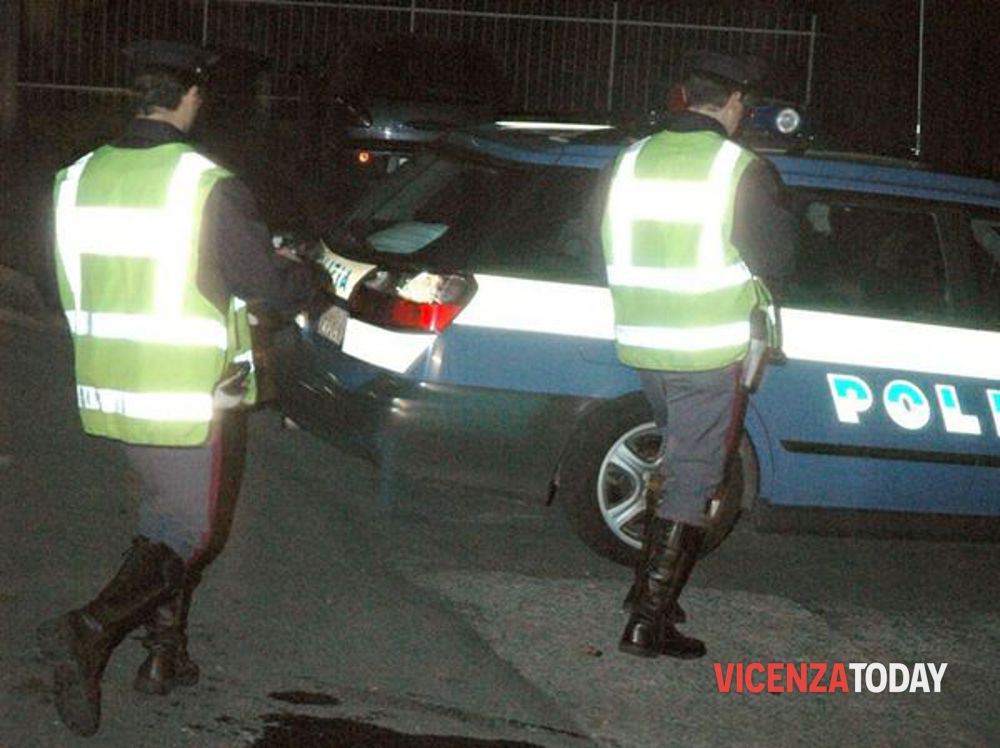 Rapinano un 35enne e si nascondono dietro a dei cassonetti, fermati e denunciati dalla polizia