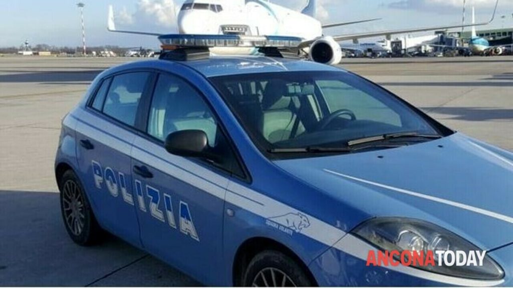 Va in questura a chiedere il rinnovo del permesso di soggiorno, ma è un pluripregiudicato: espulso dall'Italia