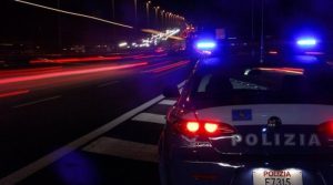 Non si ferma all'Alt e sfreccia per la città nel tentativo di seminare la polizia: denunciato