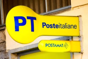 Pretende la riparazione del telefono alle Poste e si scaglia contro i poliziotti: denunciato