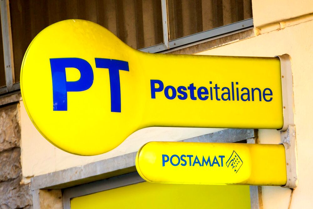 Pretende la riparazione del telefono alle Poste e si scaglia contro i poliziotti: denunciato