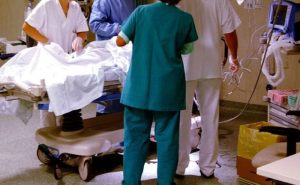 Investito da un'auto nel parcheggio dell'ospedale, muore 62enne