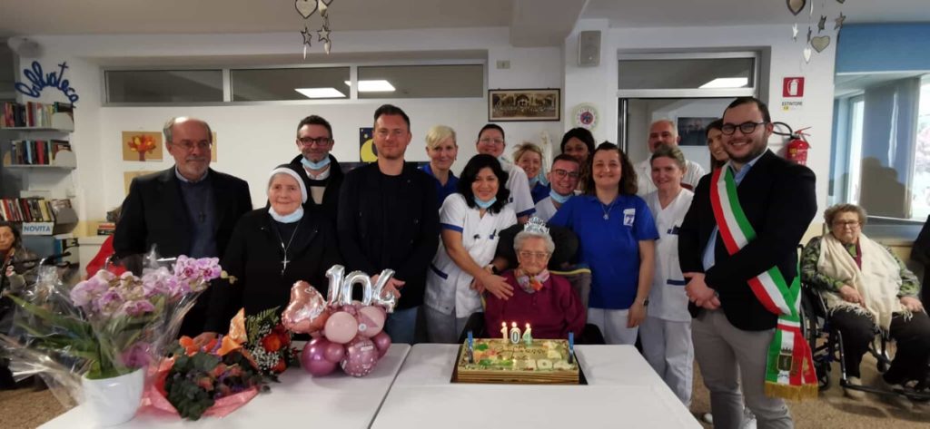 Nonna Rosa arriva a quota 104: festeggiamenti all'Ipab