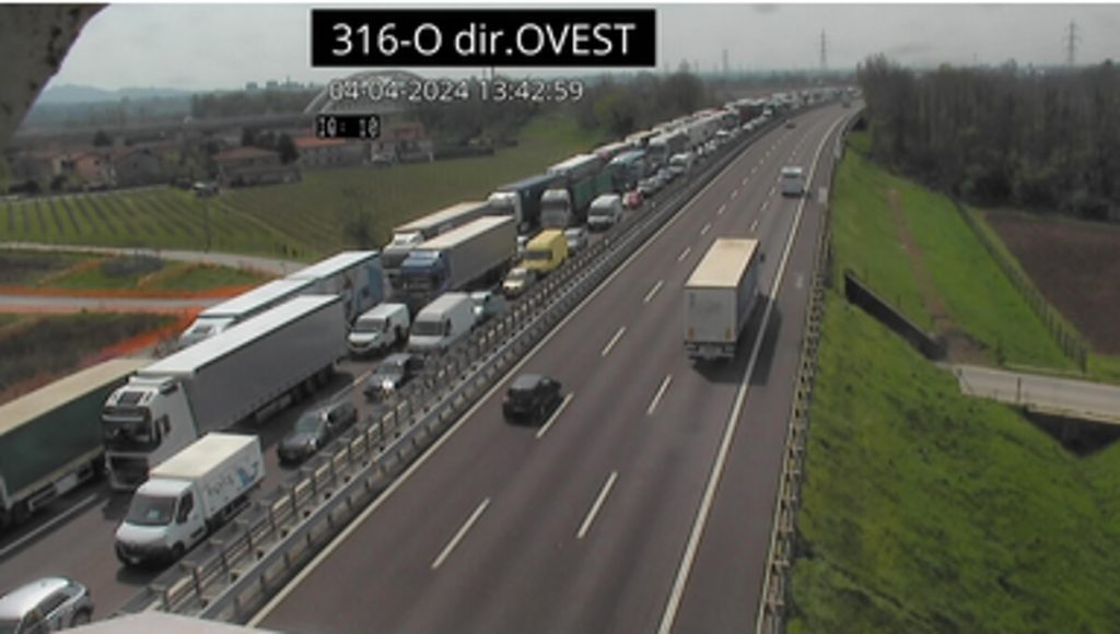 Incidente in A4, traffico bloccato: chiuso il casello di Montebello