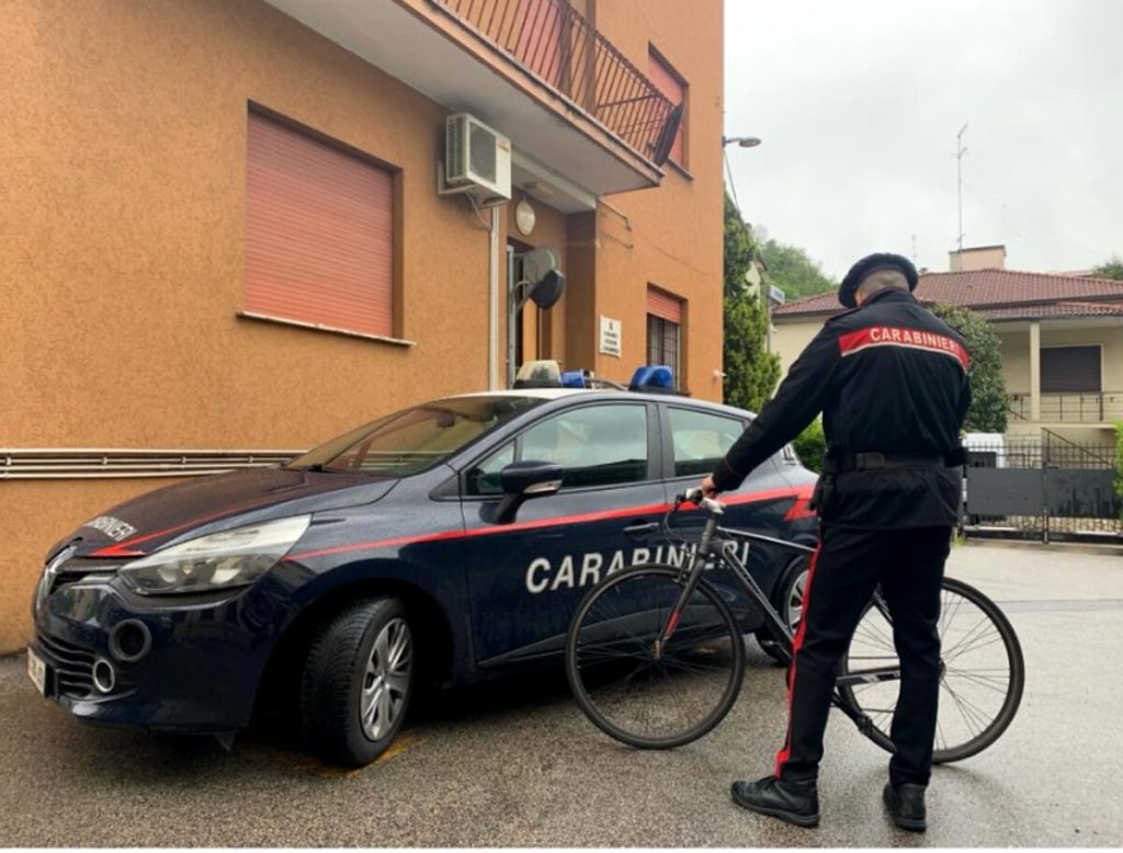 Vede sfrecciare il ladro lungo la ciclabile, dopo un anno e mezzo recupera la bici rubata