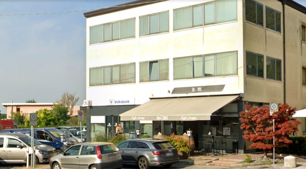 Rapina a mano armata alla Volksbank, colpo da 150mila euro: il bandito scambiato per un corriere