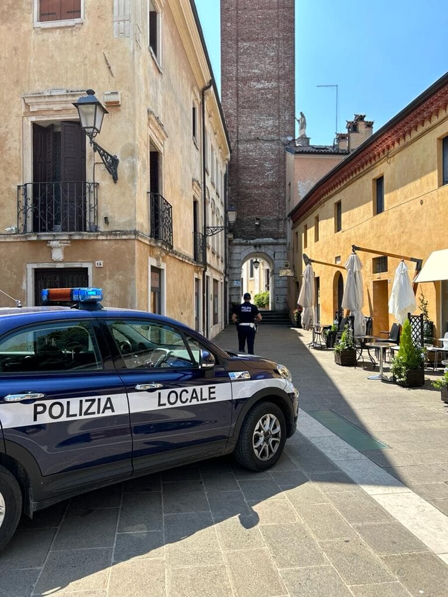 Fermato alla guida della moto con la patente falsa, denuncia e maxi-multa