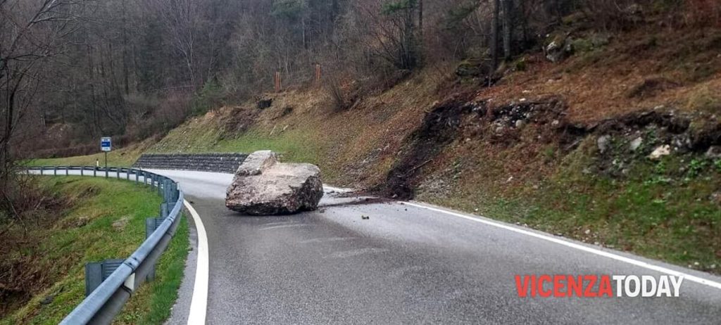Frana sulla statale 350, sospeso il collegamento con il Trentino