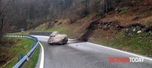 Frana sulla statale 350, sospeso il collegamento con il Trentino