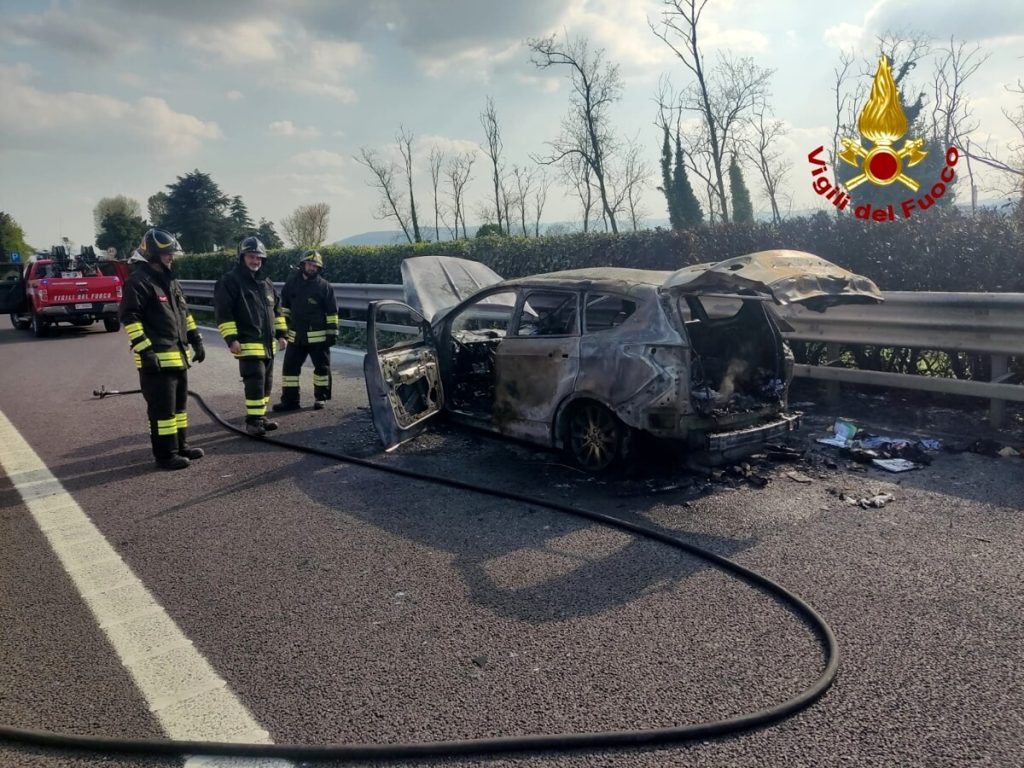 Auto in fiamme, allarme allo svincolo dell'A31