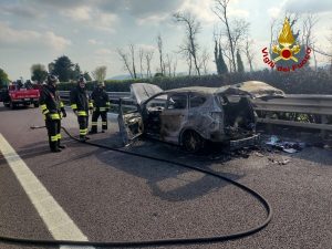 Auto in fiamme, allarme allo svincolo dell'A31