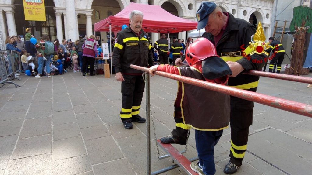 Centinaia di bambini hanno fatto tappa a Pompieropoli