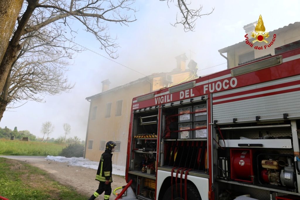 Fiamme dai pannelli fotovoltaici, l'incendio si estende a tutto il tetto