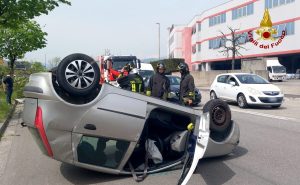 Perde il controllo dell'auto e finisce ribaltato a bordo strada