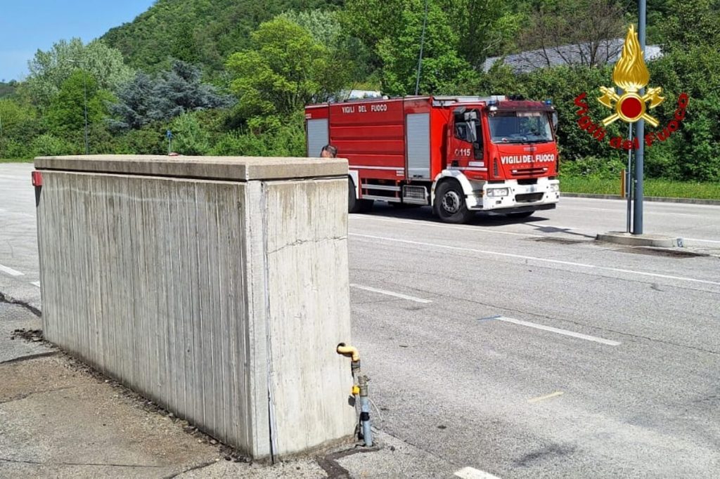 Camion in manovra danneggia centralina, fuoriuscita di gas metano