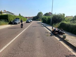 Esce di strada con la moto, gravissimo un 22enne