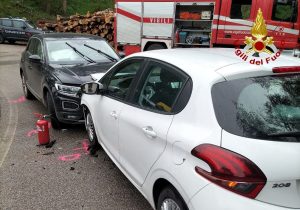 Frontale tra due auto, grave una trentenne