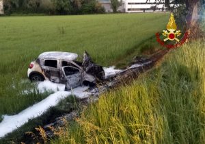 Finisce fuori strada e l'auto prende fuoco: ferito il conducente