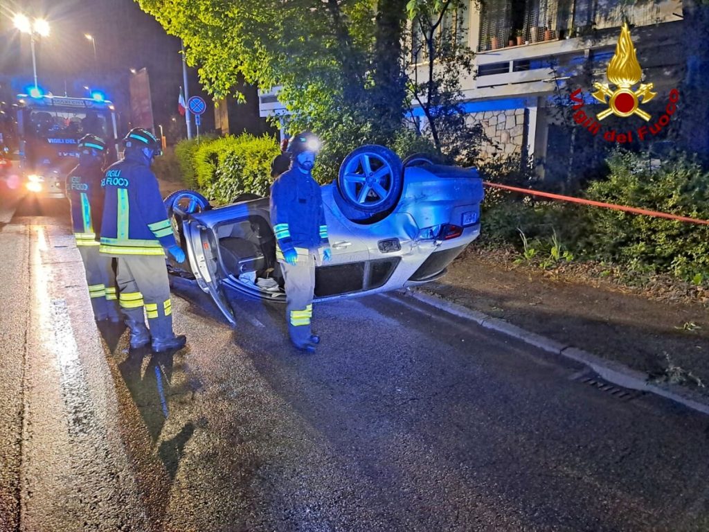 Auto impatta contro la rotatoria e si ribalta: ferito il conducente