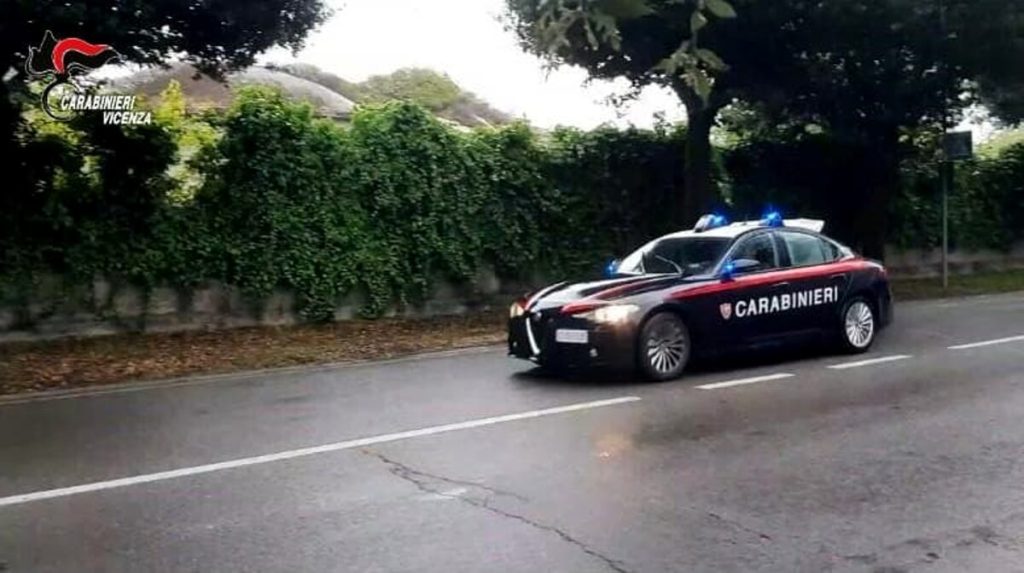 Rapina una tabaccheria e fugge in bici, 17enne individuato e arrestato dai carabinieri